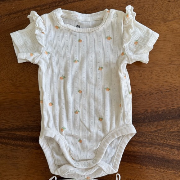 H&M Peaches Cream Baby Girl Outfit with Floral Accents Organic Cotton size 3M - Picture 2 of 5